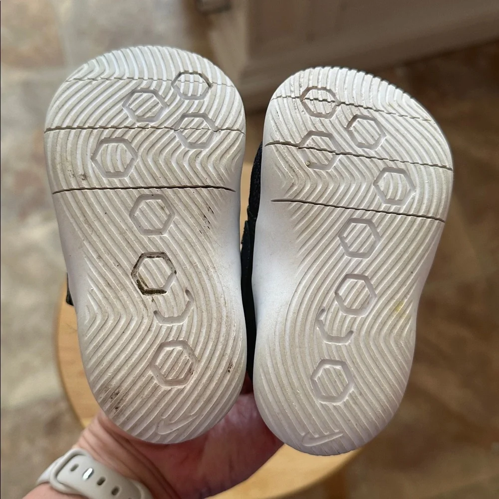 Size 5 toddler, Nike tennis shoes - Picture 3 of 4